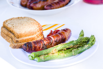 Grilled sausage with asparagus and tart buns