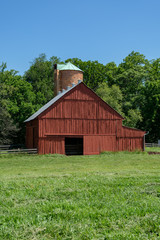 Obraz premium Pasture and barn with silo - portrait