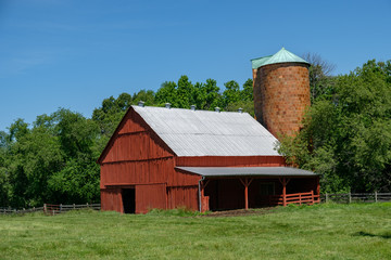 Obraz premium Barn with silo and pasture