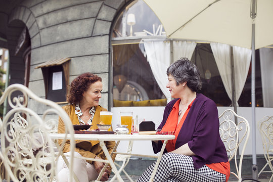 Businesswomen talking during lunch in restaurant