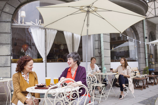Businesswomen talking during lunch in restaurant