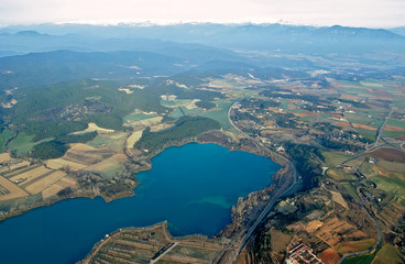 Obraz premium Bañoles pueblo con su lago vista aerea en la provincia de girona