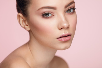 Obraz premium Fashion Beauty Face. Portrait Of Woman With Natural Makeup