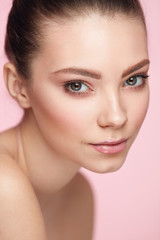 Fototapeta premium Moda uroda twarzy. Portret Kobiety Z Naturalnym Makijażem