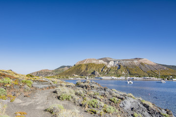 Vista sulla spiaggia delle Sabbie Nere e il Gran Cratere sullo sfondo, isola di Vulcano - arcipelago delle Isole Eolie IT © Davide D. Phstock