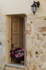 Blumenkübel im Fenster auf Kreta