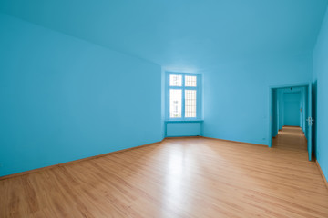   leeres Zimmer, blaue Wand - neu renoviert 