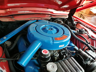 Starker Motor eines alten Autos mit viel PS mit blauem Luftfilter