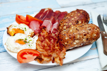 Breakfast with eggs,bacon and integral buns-Chrono diet