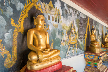 Obraz premium buddha image at chiang mai public temple at outdoor.