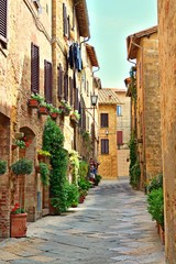 vicolo in pietra dell'affascinante borgo medievale di Pienza in Toscana, Italia