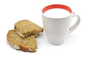 kubek mleka z chlebem