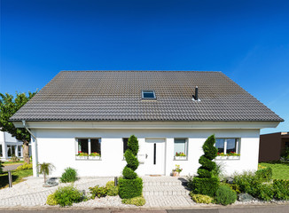 kleines weisses Einfamilienhaus