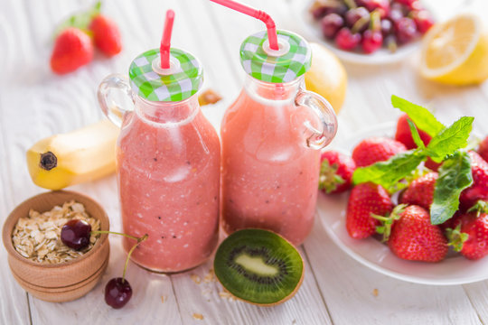 Fruity smoothie and ingredients
