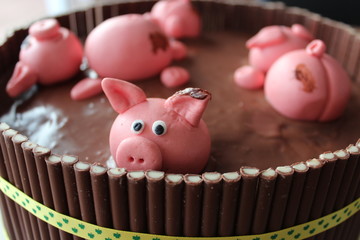 Schweinchentorte aus Fondant in Schokoladenganache
