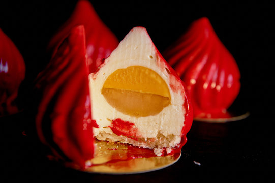 delicate cream mousse,covered with incredibly shiny mirror-like glaze on the condensed milk, hides inside serdtsevinka of lemon jelly and ganache is incredibly useful oblepiha . Based cupcake crunchy