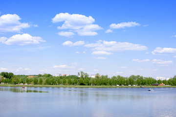 Obraz na płótnie Canvas Country park with a beautiful landscape and a lake