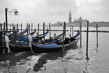 Fototapety  Czarno-białe i niebieskie ujęcie łodzi gondolowych na Canale Grande w Wenecji, Włochy