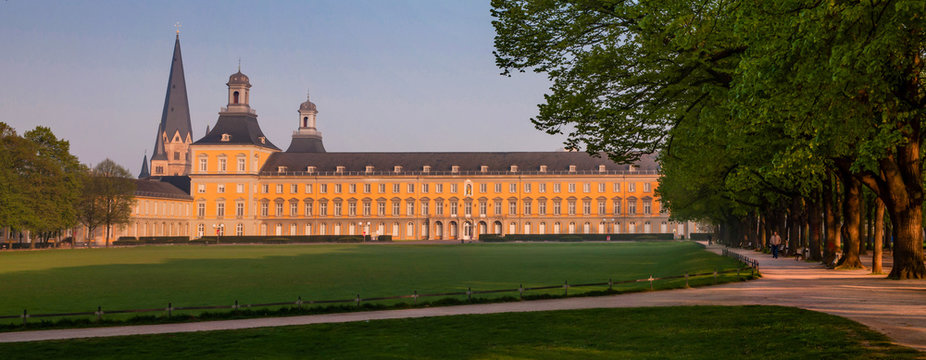 Universität Bonn mit Bonner Münster im Hintergrund; Deutschland
