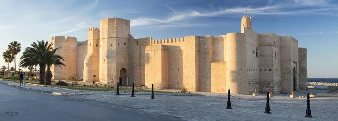 Papier Peint photo Travaux détablissement Vue sur la ville au vieux fort dans les lumières du soleil en Tunisie