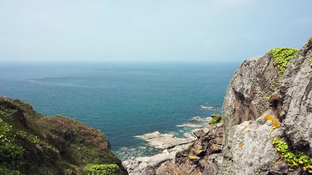 Paysage nord sauvage - pente de montagne, les roches et la mer, journ&eacute;e en &eacute;t&eacute; ensoleill&eacute;