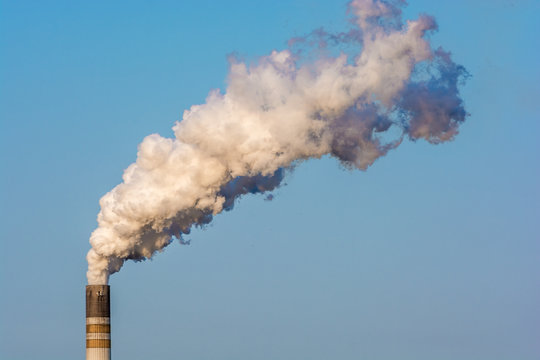 Industrieabgase verunreinigen die Luft