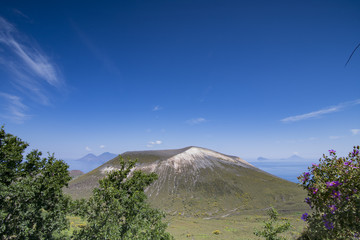 Il gran cratere dell'isola di Vulcano, arcipelago delle Isole Eolie IT © Davide D. Phstock
