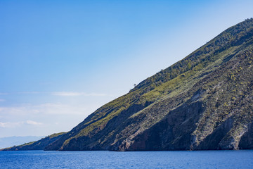 Le ripide pendici dell'Isola di Vulcano, arcipelago delle isole Eolie IT