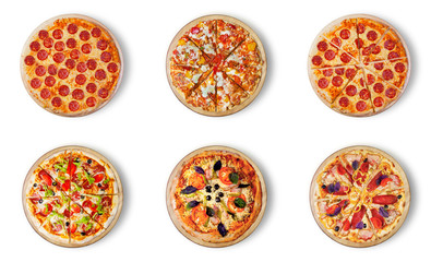 Six pizzas différentes pour le menu. Cuisine traditionnelle italienne. Pizzas à la viande avec mozzarella, salami, saucisses, pepperoni et jambon. Le troisième numéro-Pizza quatre fromages.