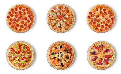 Photo sur Plexiglas Pizzeria Six pizzas différentes pour le menu. Cuisine traditionnelle italienne. Pizzas à la viande avec mozzarella, salami, saucisses, pepperoni et jambon. Le troisième numéro-Pizza quatre fromages.