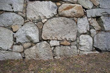 矢穴の跡が残る石垣