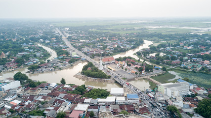 Obraz premium old pagoda with temple near river in Lop Buri