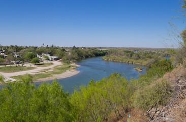 Fototapeta na wymiar Winding Rio Grande River separating U.S. and Mexico