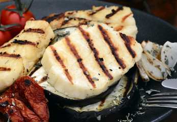 Halloumi, Grillkäse auf Gemüse, Nahaufnahme, Foodstyling 