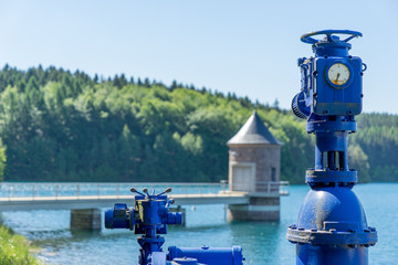 alte Wasserpumpe an der Trinkwassser Talsperre am Querenbach bei Stollberg, Sachsen