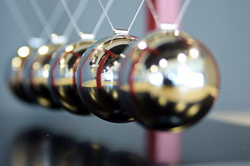 5 Balls Pendulum, Newton's cradle