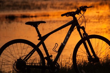 Fototapeta na wymiar Bicycle on sunset background