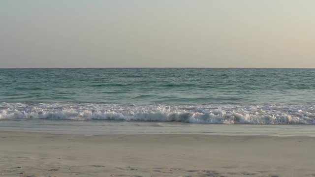 Plaża nad morzem i szum fal