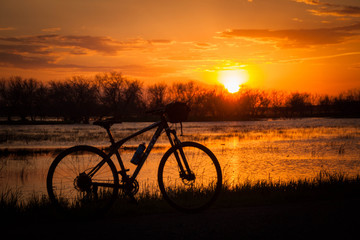Fototapeta premium Bicycle on sunset background