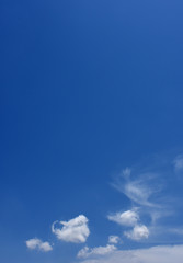 青空と雲「空想・雲のモンスターたち」心象風景、未来創造企業、仲間と目指す、経済発展などのイメージ・青空にタイトルスペース