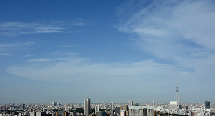 青空と雲・日本の東京都市景観（台東区や葛飾区方面などを望む）