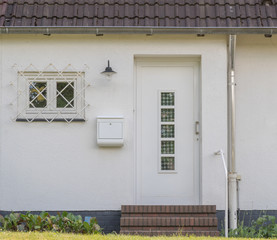 Weiße Haustür eines Hauses