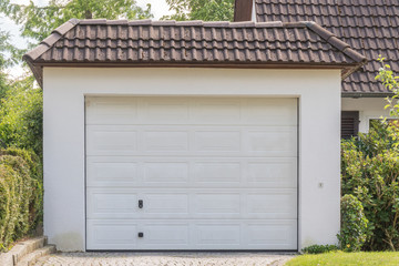 Garage mit weißem Rolltor