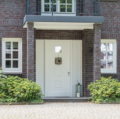 Moderne weiße Haustür eines Hauses