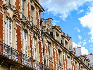 Obraz premium Historische Gebäude am Square Louis XIII, Place des Vosges in Paris