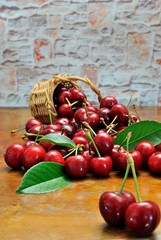 Ciliegie sul tavolo