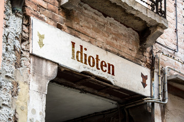 Obraz premium Schild 226 - Idioten