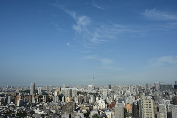 青空と雲・日本の東京都市風景（墨田区方面などを望む）