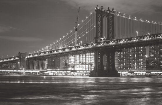 Fototapeta Manhattan bridge at night with black and white tone