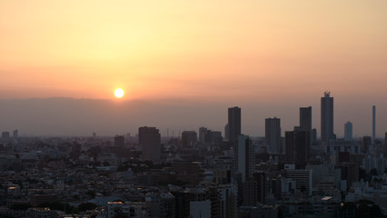 沈む太陽・東京の日本都市風景（池袋方向などを望む）